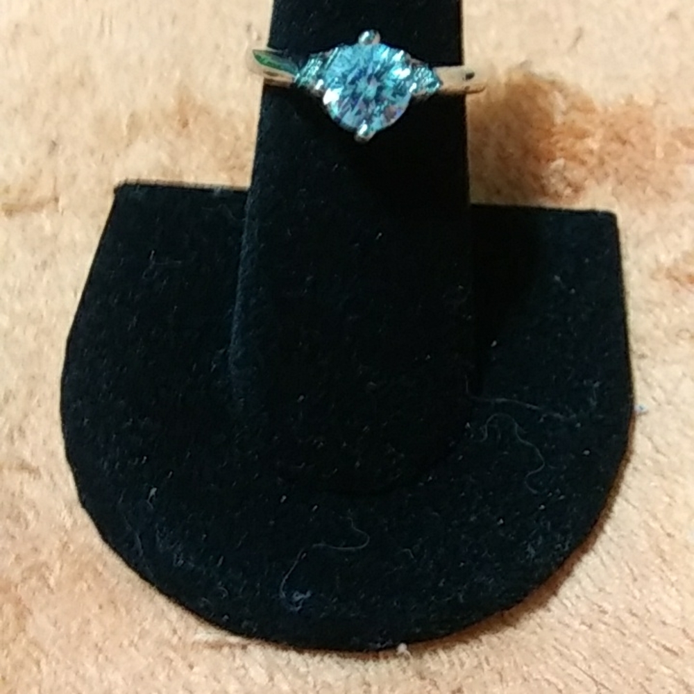 1.05 CT moissanite. Classic solitare with 'crown'